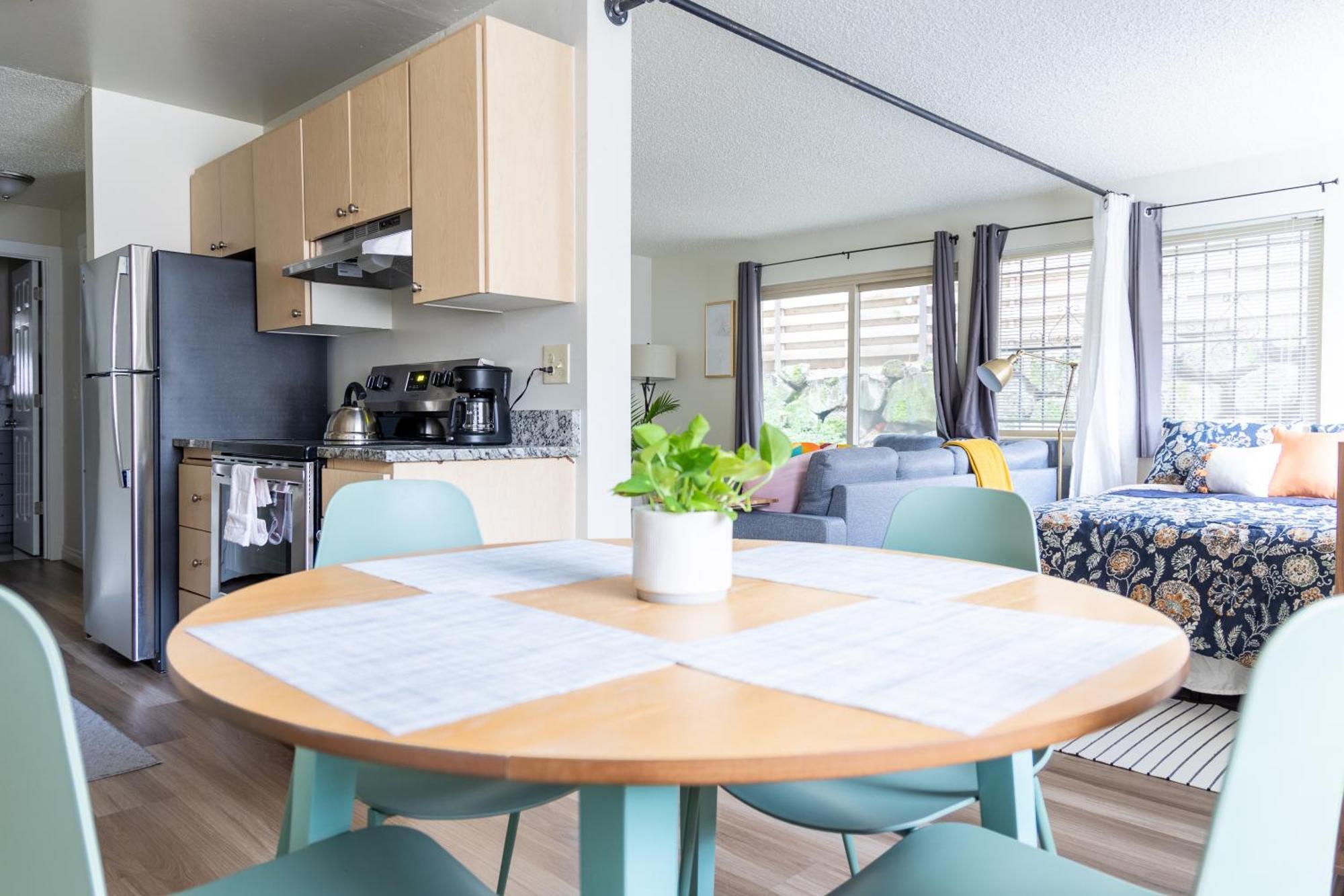 Appartement King Bed + Studio! Free Parking, Patio, Wfh Space!