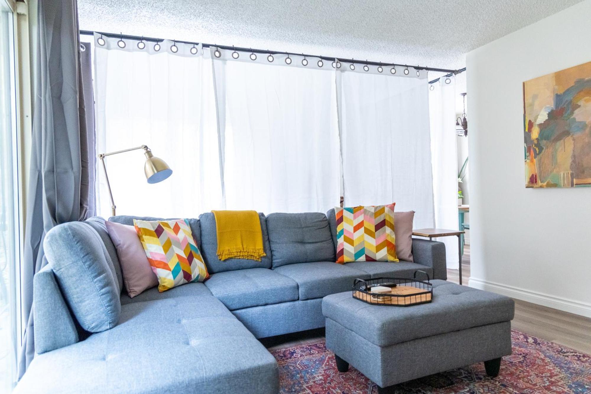 King Bed + Studio! Free Parking, Patio, Wfh Space! Appartement *
