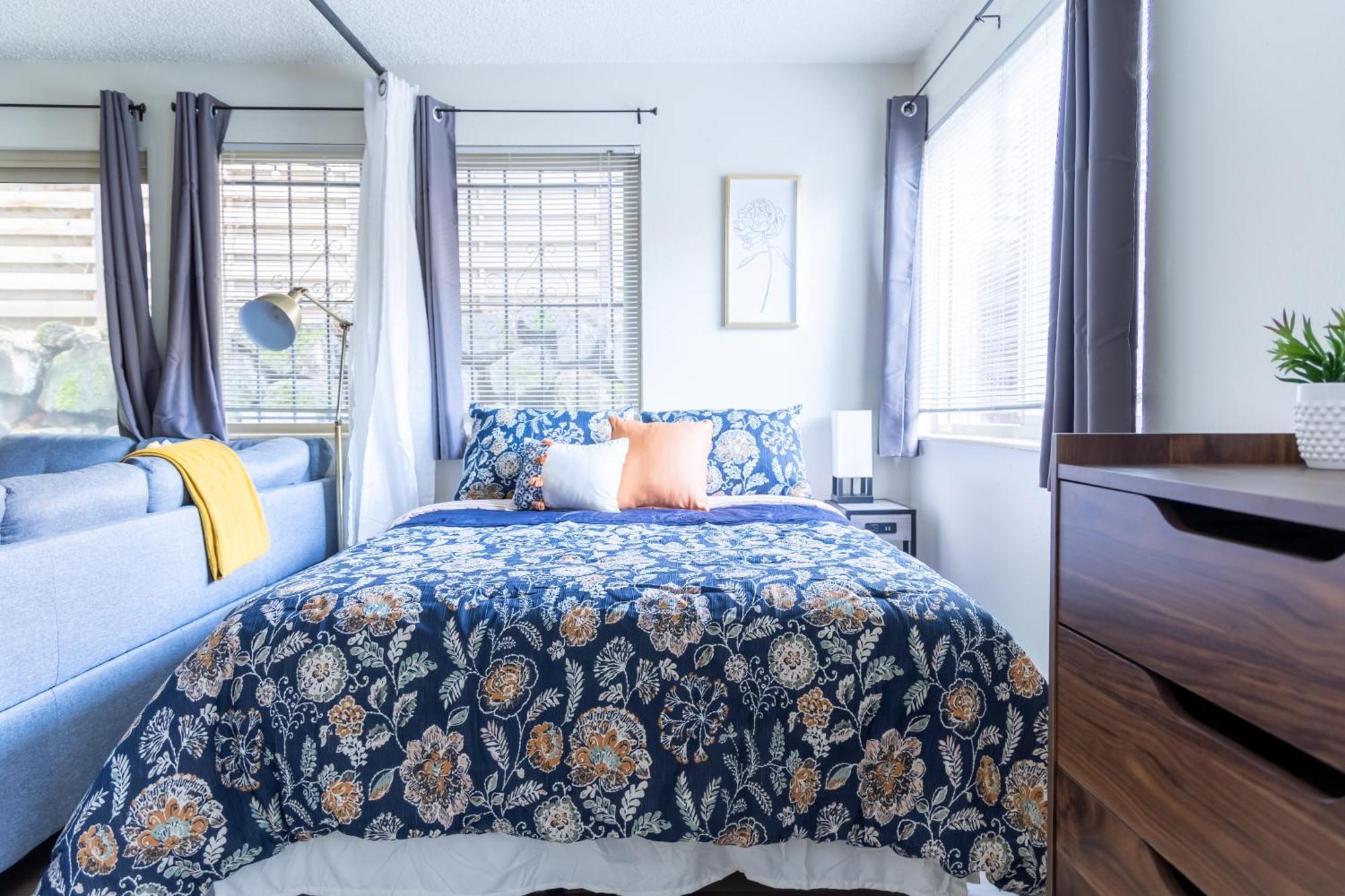 Appartement King Bed + Studio! Free Parking, Patio, Wfh Space!