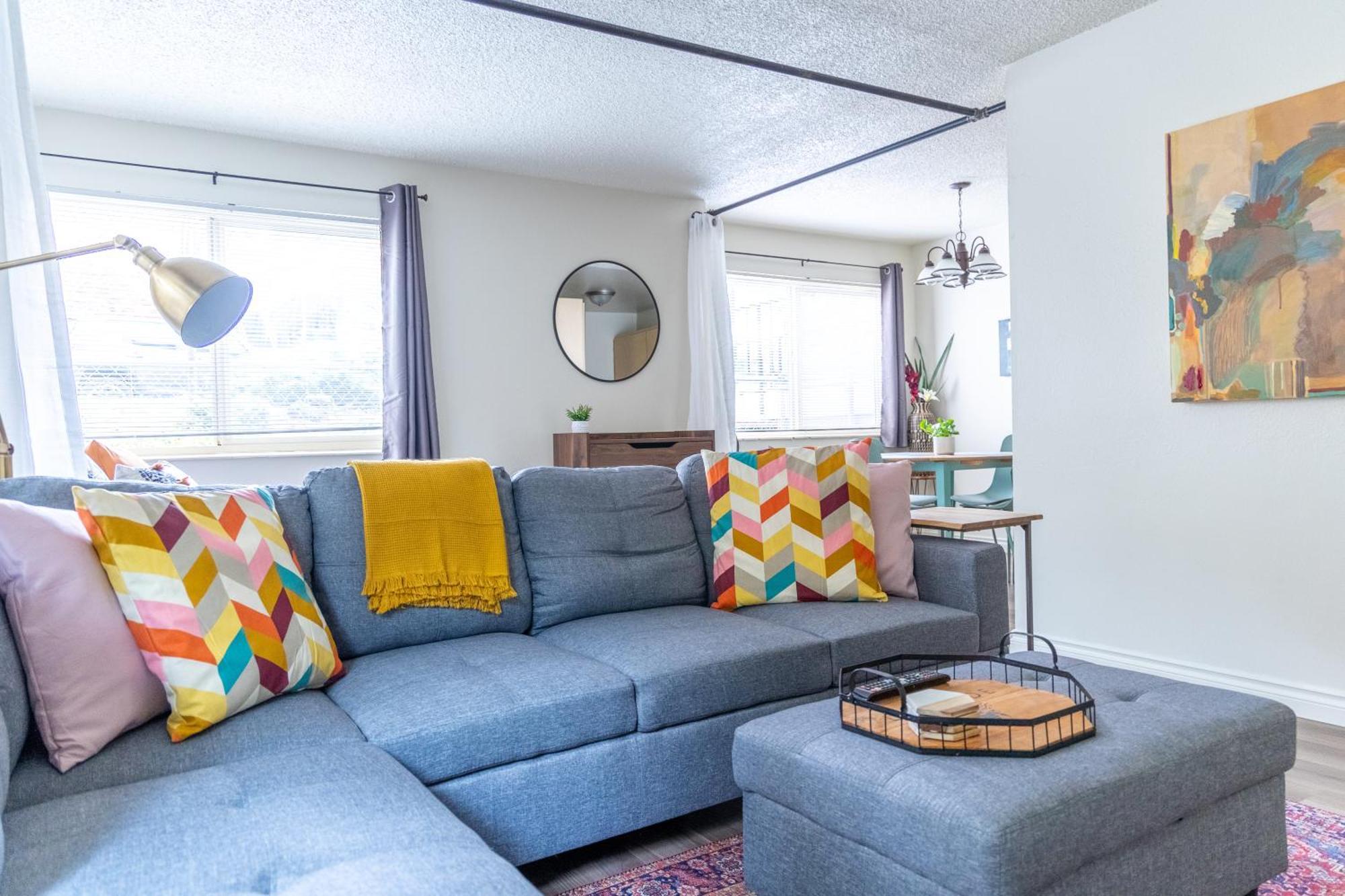 King Bed + Studio! Free Parking, Patio, Wfh Space! Appartement Seattle