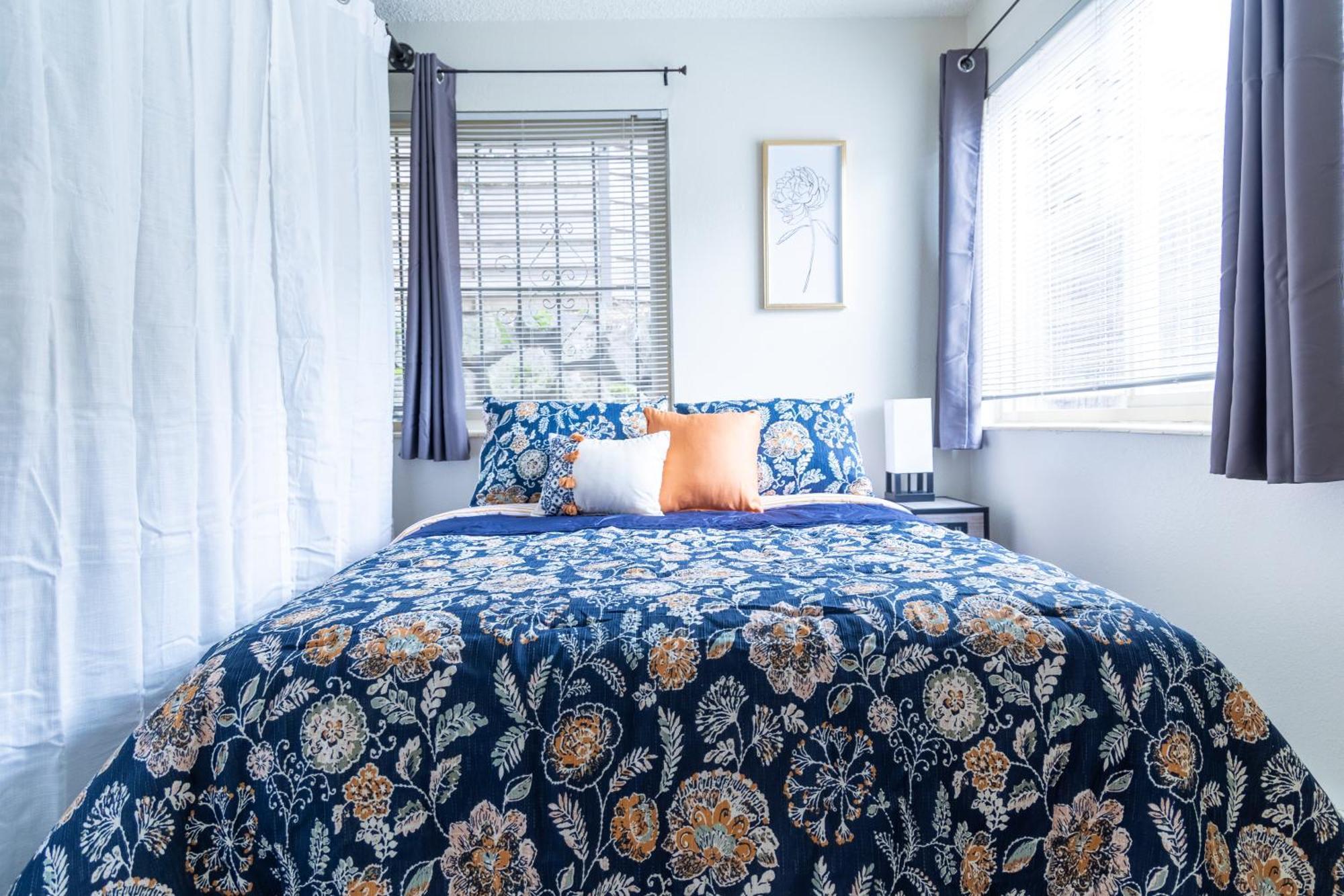 Appartement King Bed + Studio! Free Parking, Patio, Wfh Space!