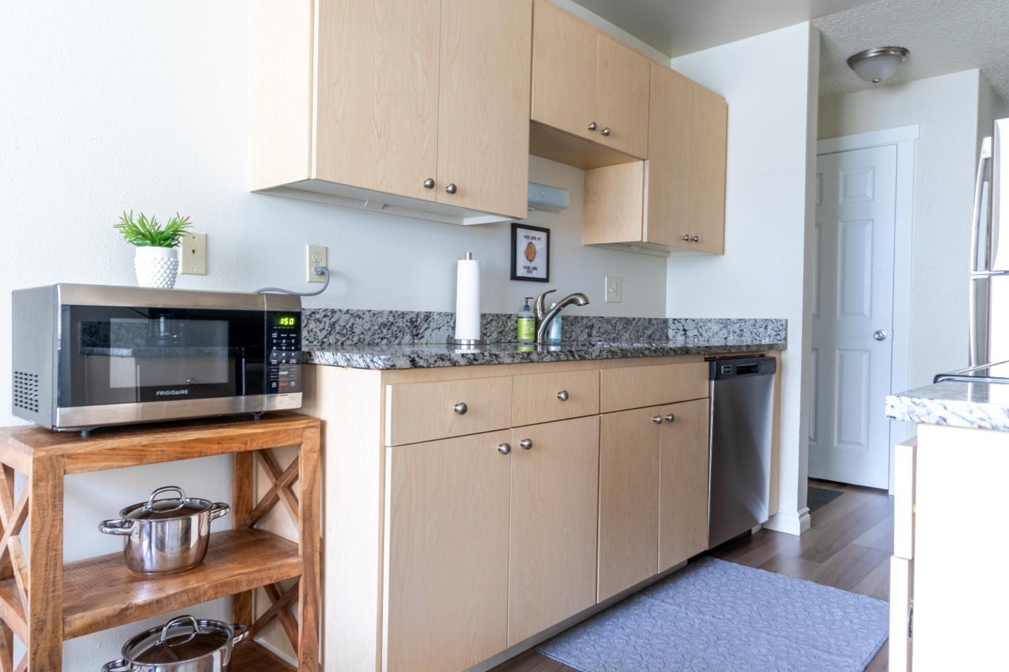 King Bed + Studio! Free Parking, Patio, Wfh Space! * Seattle