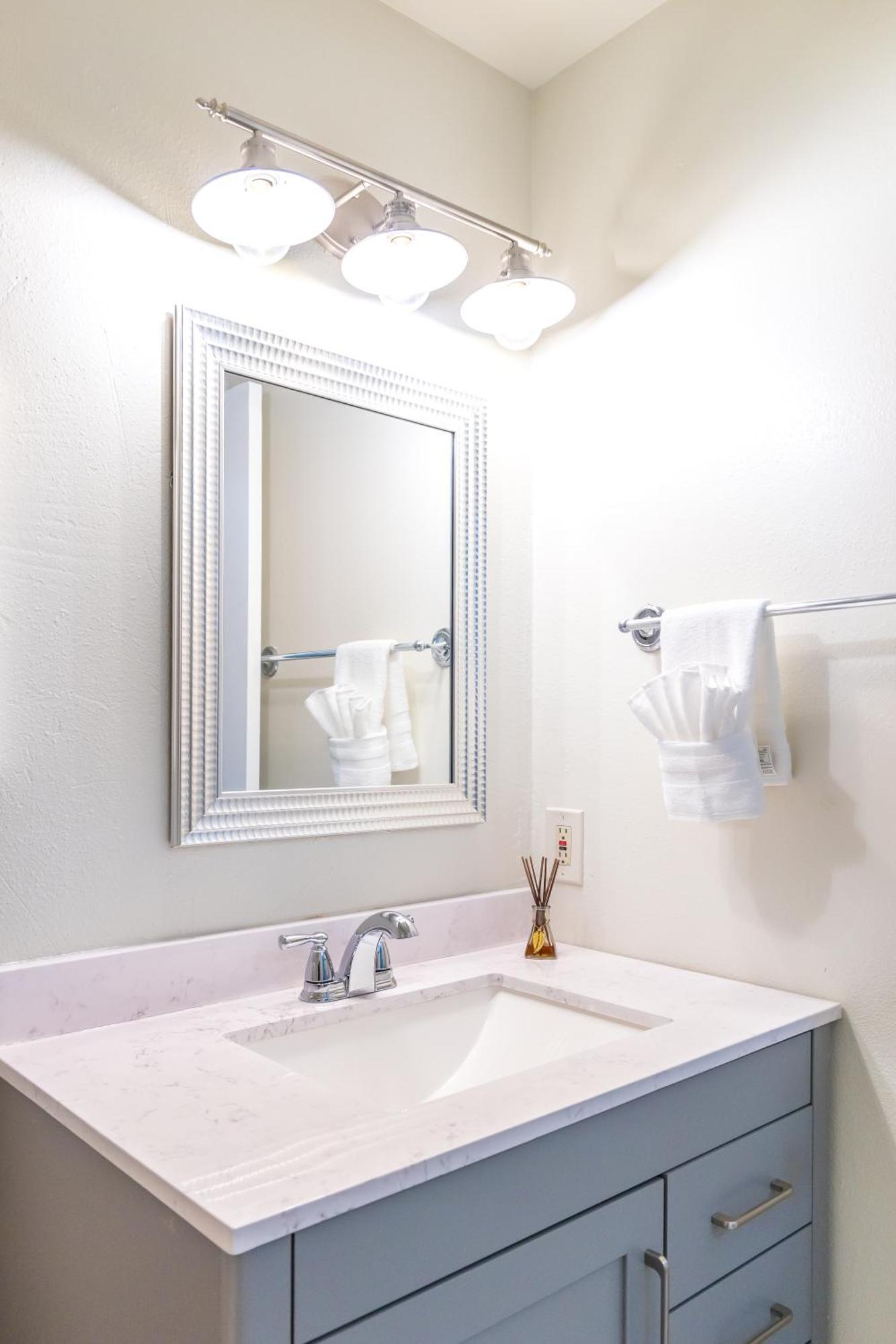 Appartement King Bed + Studio! Free Parking, Patio, Wfh Space!