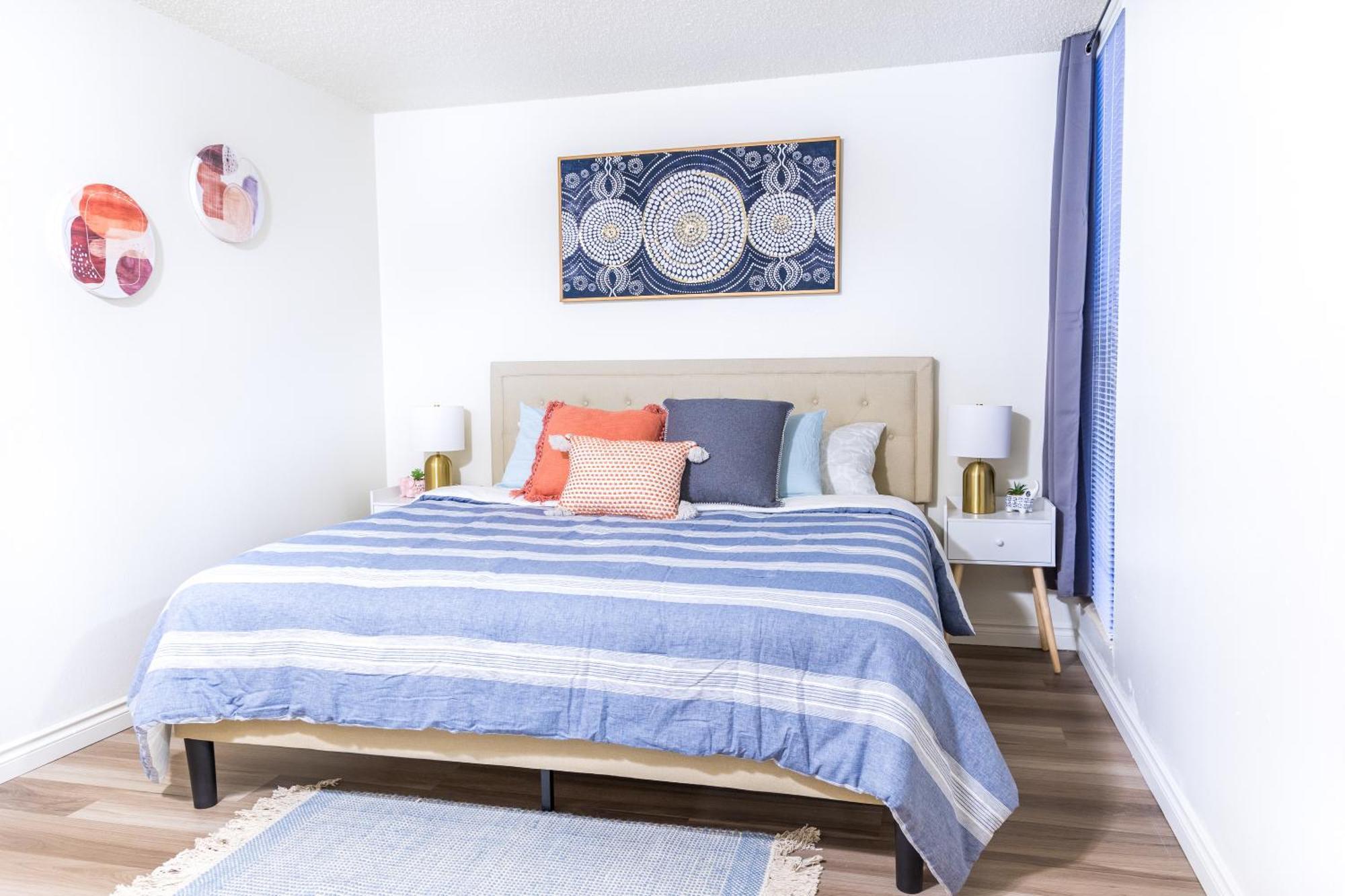 Appartement King Bed + Studio! Free Parking, Patio, Wfh Space! *
