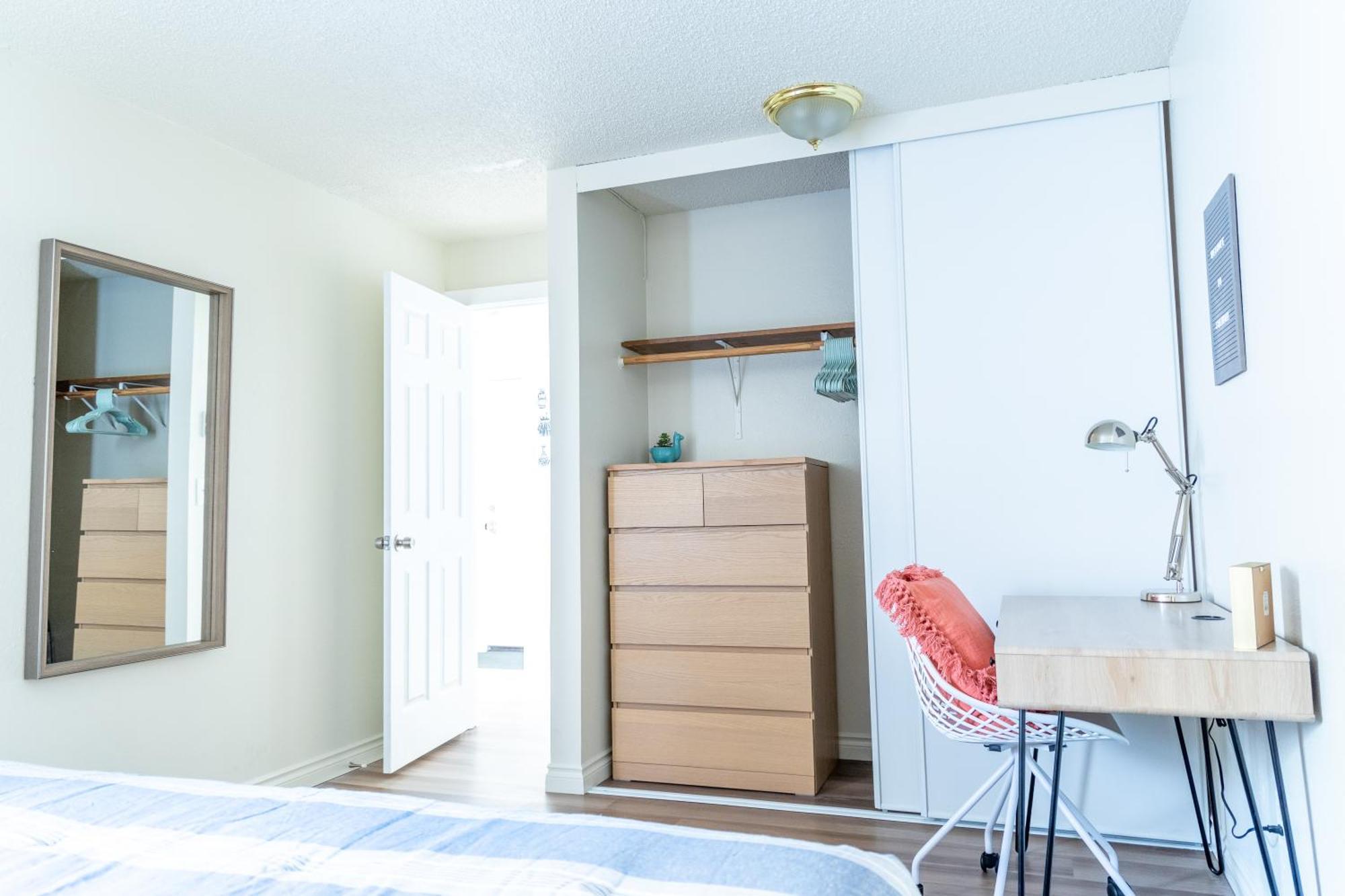Appartement King Bed + Studio! Free Parking, Patio, Wfh Space!