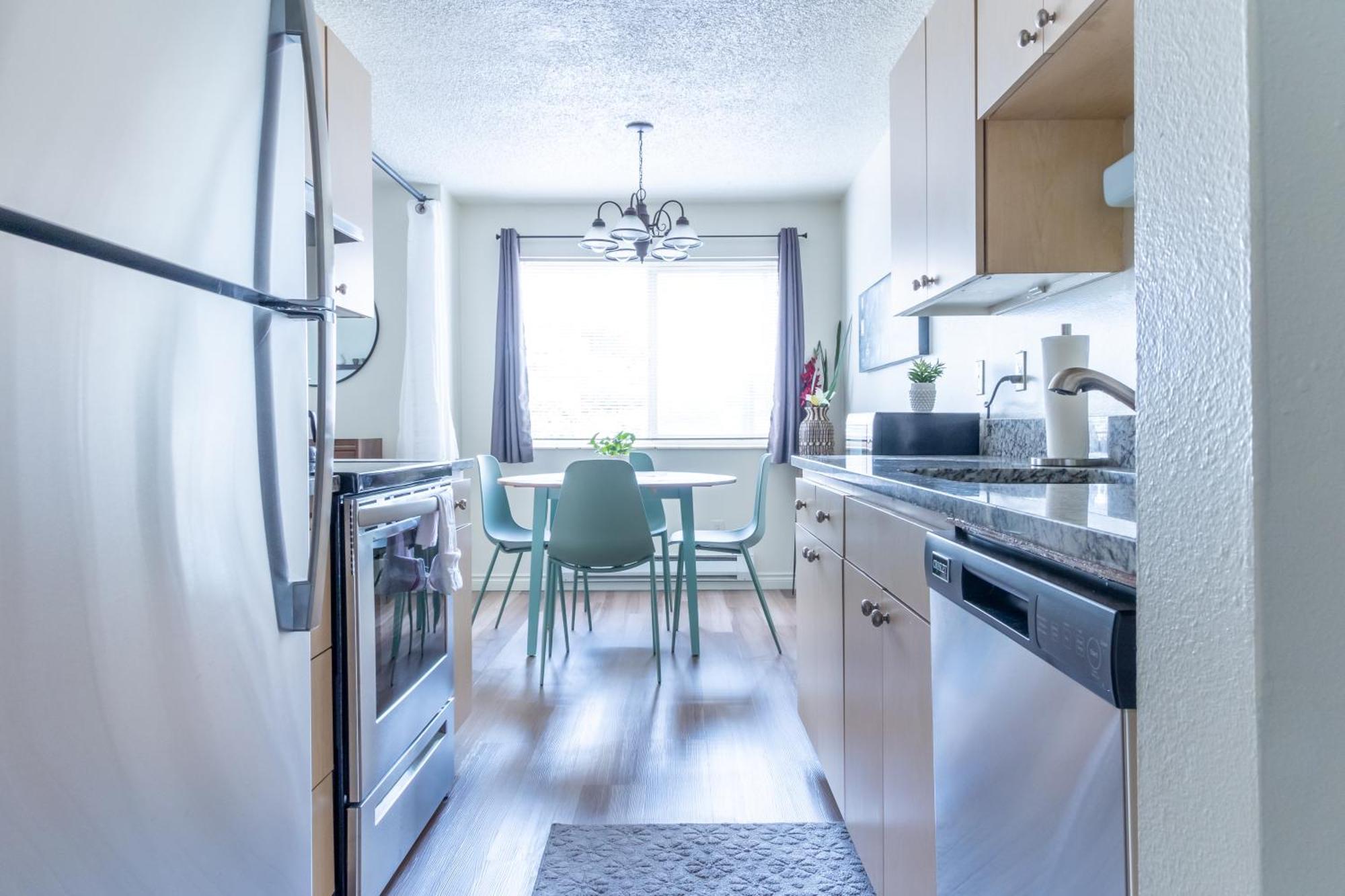 King Bed + Studio! Free Parking, Patio, Wfh Space! Appartement *