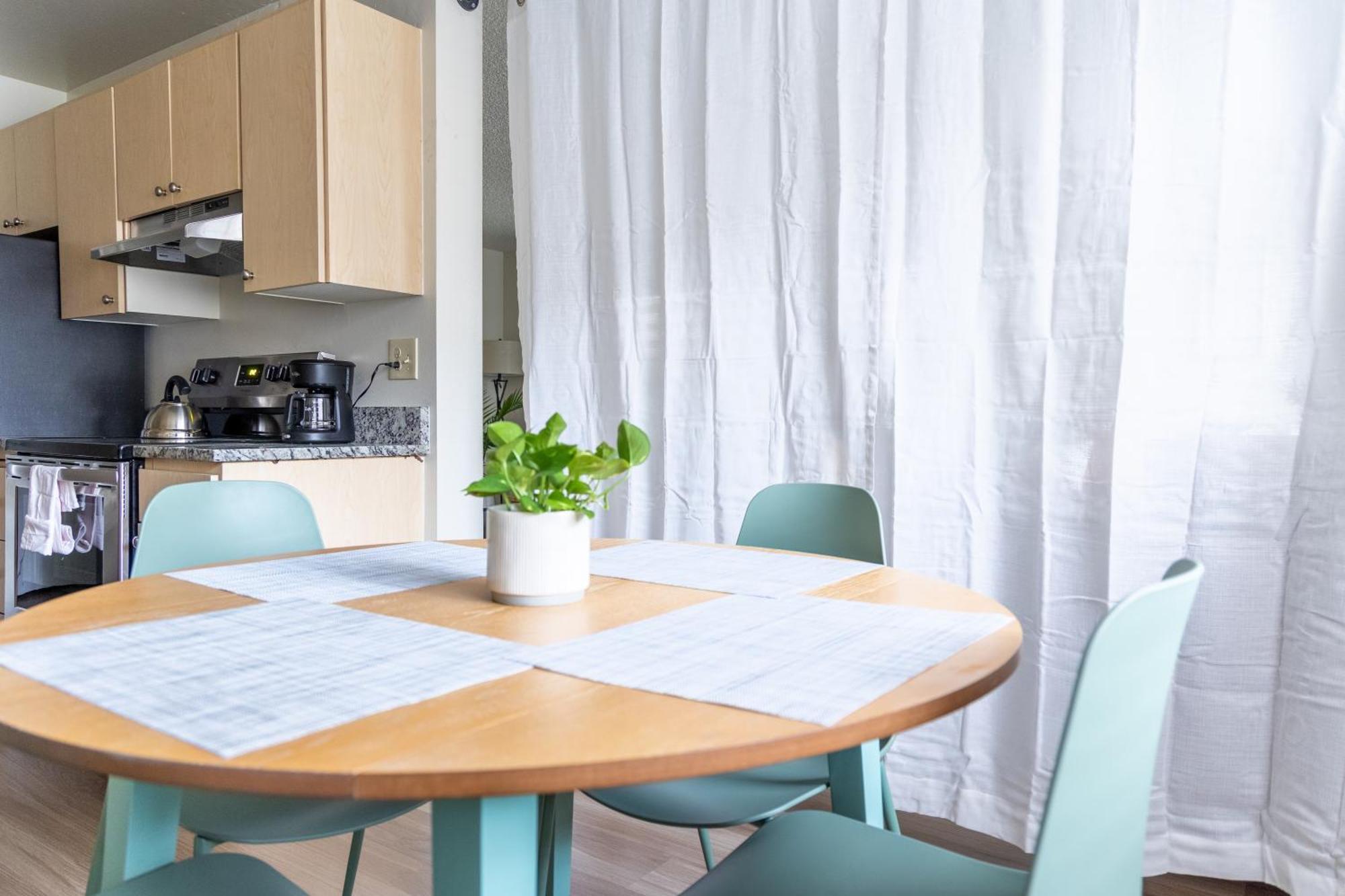 King Bed + Studio! Free Parking, Patio, Wfh Space! Appartement Seattle