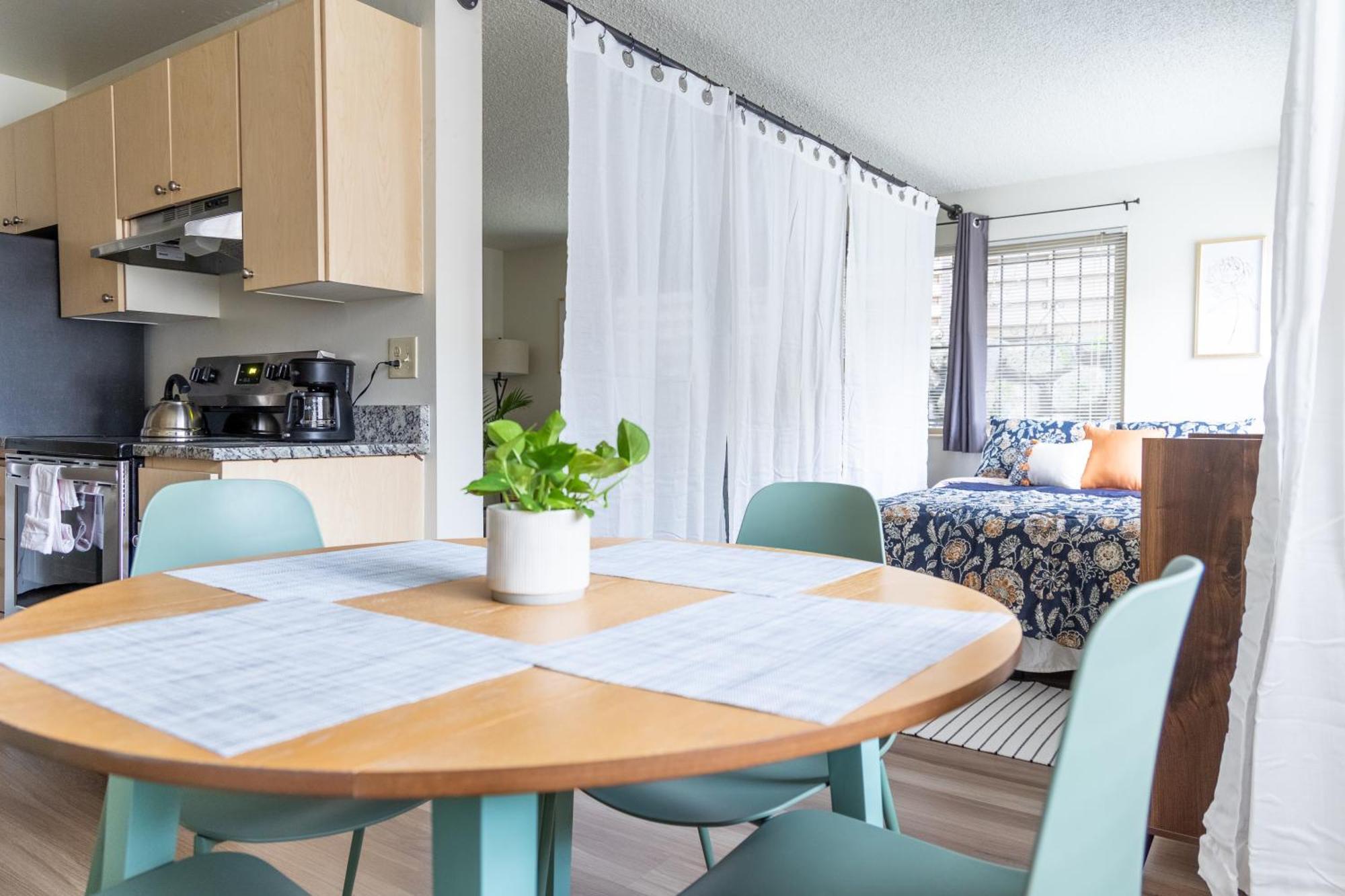 King Bed + Studio! Free Parking, Patio, Wfh Space! Appartement *
